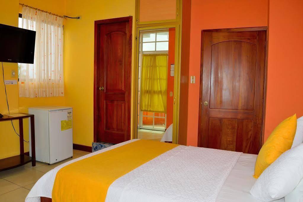 Hostal Carliza ปูแอร์โตอาโยรา ภายนอก รูปภาพ