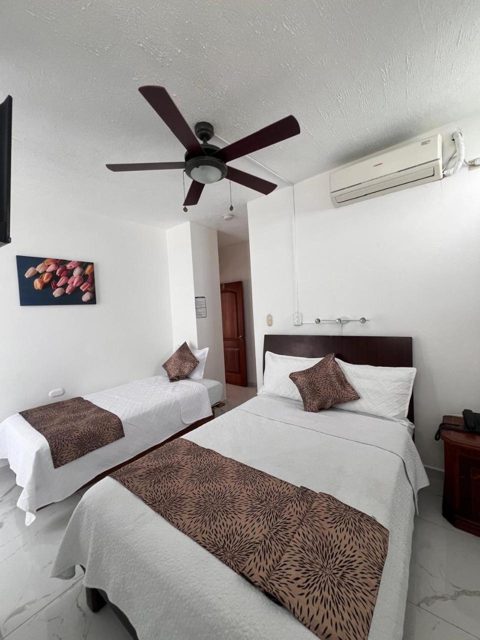 Hostal Carliza ปูแอร์โตอาโยรา ภายนอก รูปภาพ