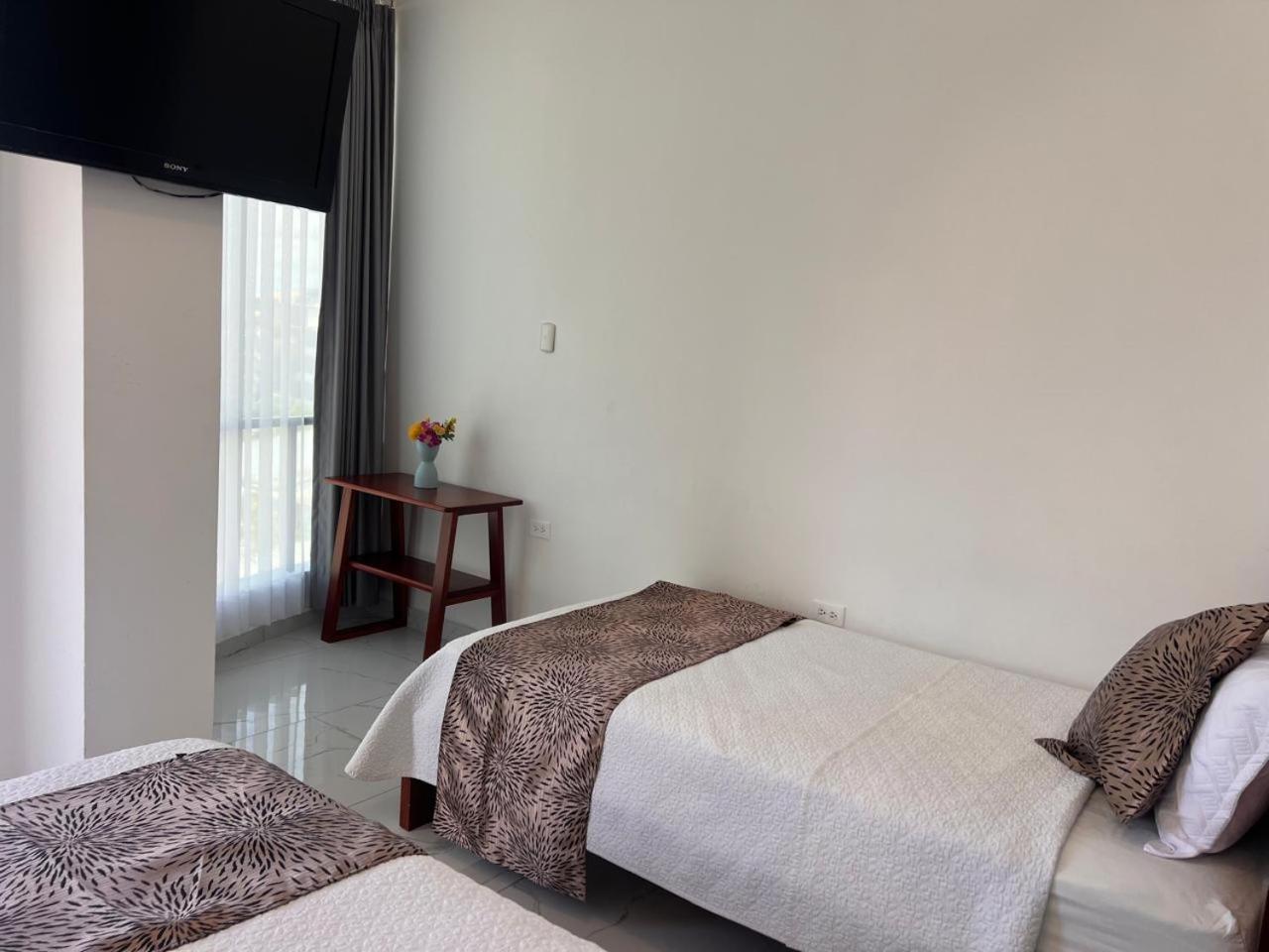 Hostal Carliza ปูแอร์โตอาโยรา ภายนอก รูปภาพ