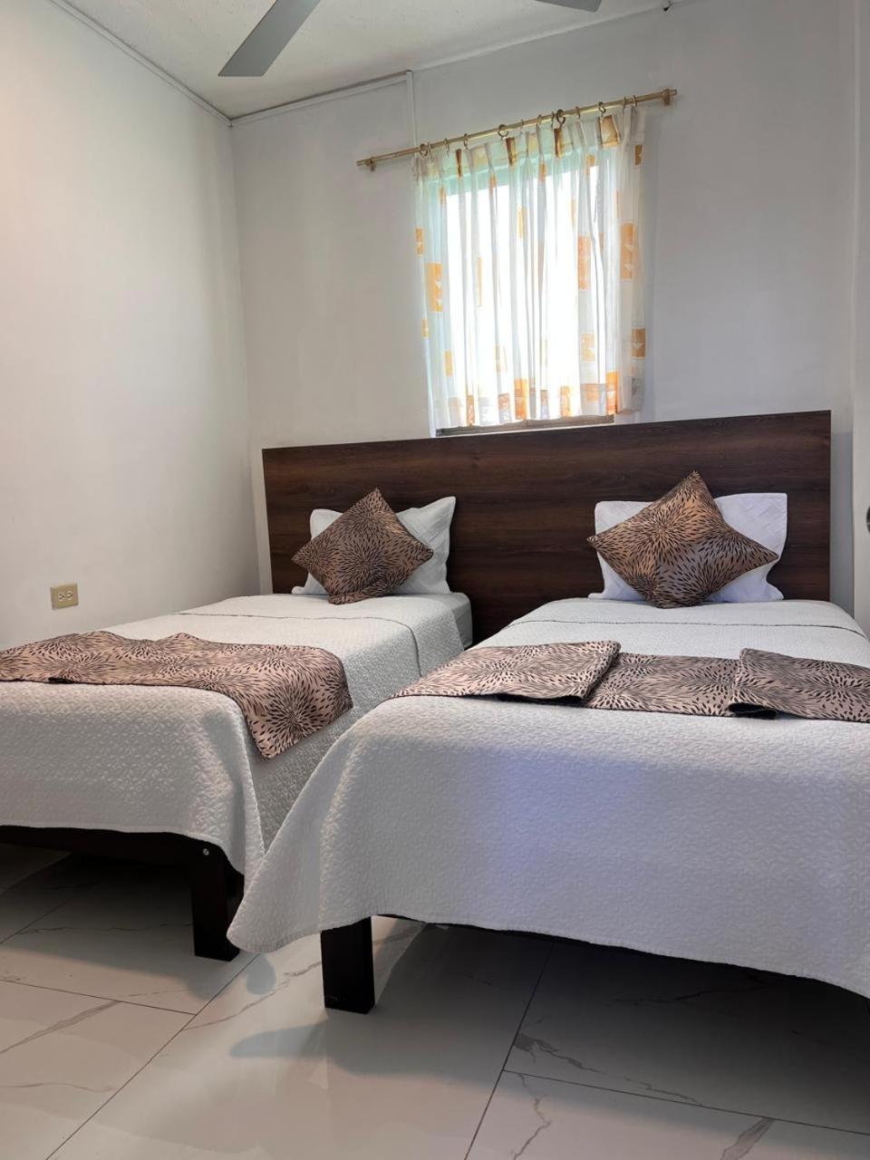 Hostal Carliza ปูแอร์โตอาโยรา ภายนอก รูปภาพ